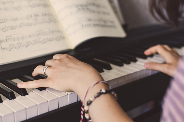 hra na piano
